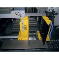 Automatyczny układ podawania materiału i sekcja zaciskowa w przemysłowej przecinarce CNC Metallkraft HMBS
