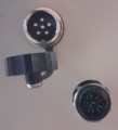 Ilustracja przedstawia gniazdo podłączeniowe wraz z wtyczką przewodu.
